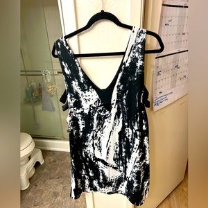 Beautiful, light weight, b/w mini dress.